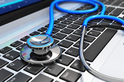Laptop mit Stethoskop – Notebook-Reparatur in Stuttgart